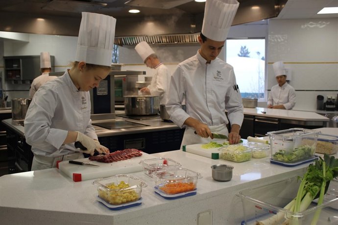Estudiantes del Instituto Paul Bocuse utilizando los productos de Araven