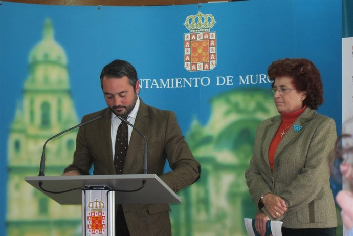 Rafael Gómez junto a la directora del Teatro Bernal, Elvira Pineda
