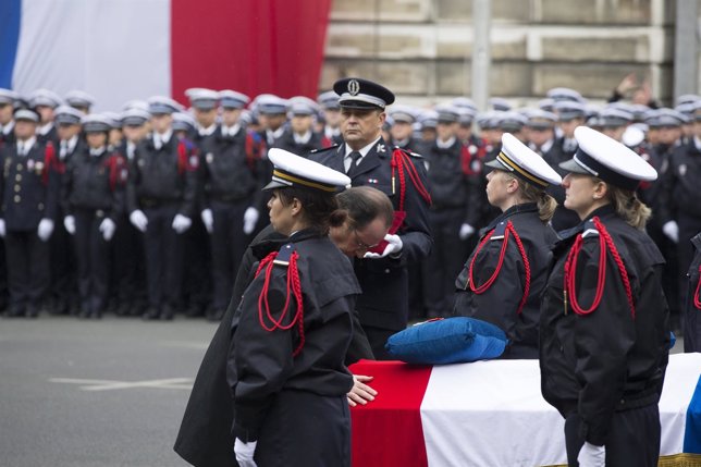 Hollande en el homejane a los policías asesinados en Francia