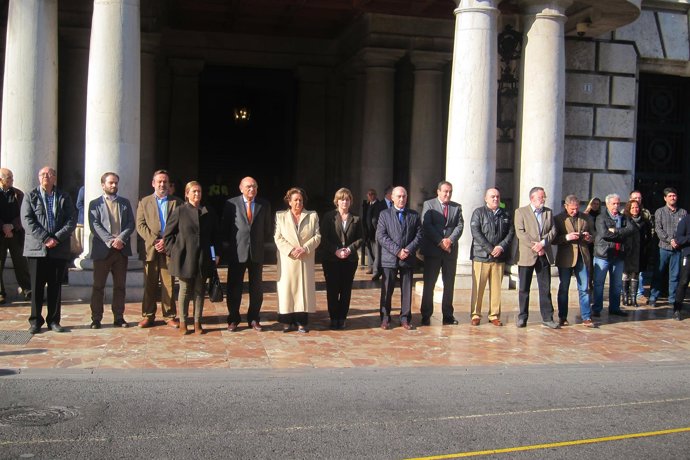 Minuto de silencio en la puerta del Ayuntamiento de Valencia