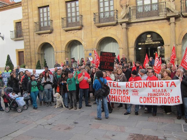 Concentración de los trabajadores frente al Hotel Reconquista