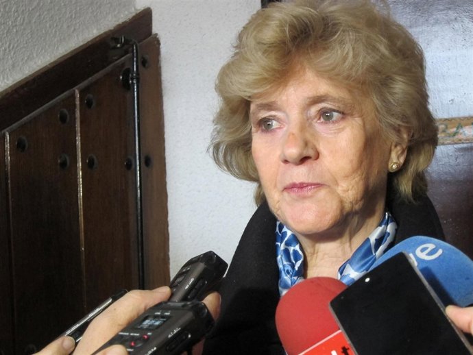 Soledad Becerril atiende a los medios en Salamanca.