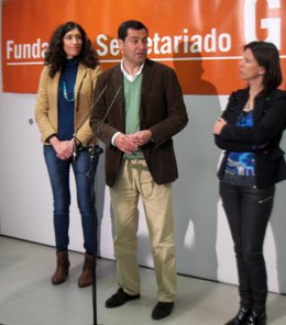 Juanma Moreno en la Fundación Secretariado Gitano