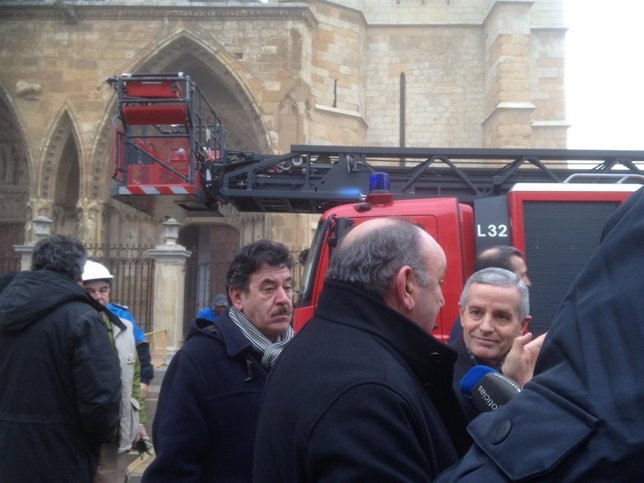 Los Bomberos en el lugar donde se ha producido el desprendimiento en la Catedral