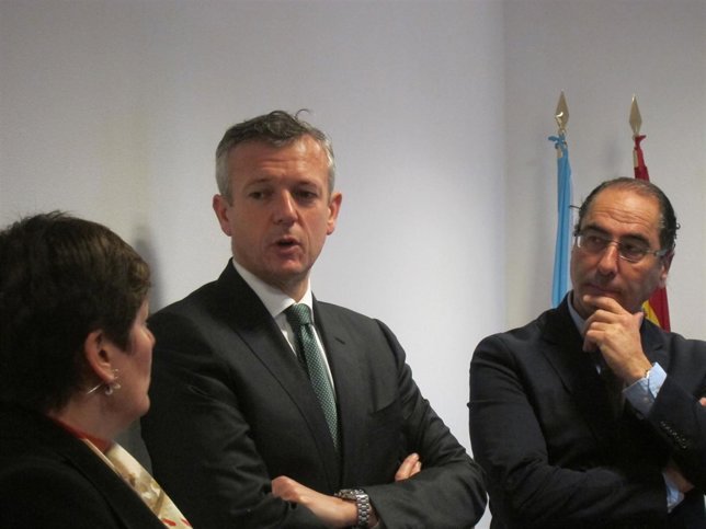 El vicepresidente de la Xunta, Alfonso Rueda, en el medio