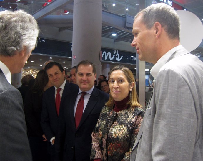Ana Pastor en la inauguración de nueva zona comercial del aeropuerto de Málaga