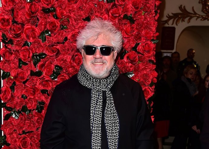 Almodóvar asiste en Londres al estreno de su obra de teatro