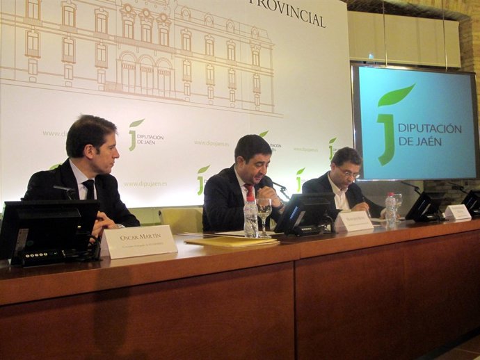 Martín, Reyes y Huertas en la firma del convenio para la recogida selectiva.