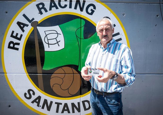 El presidente del racing con un carné de abonado