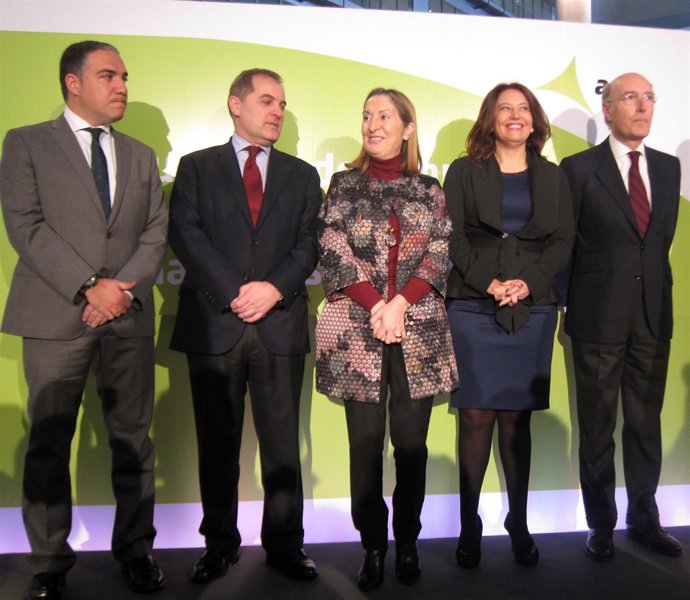 Ana Pastor en la inaguración de la nueva zona comercial de la T3 del aeropuerto