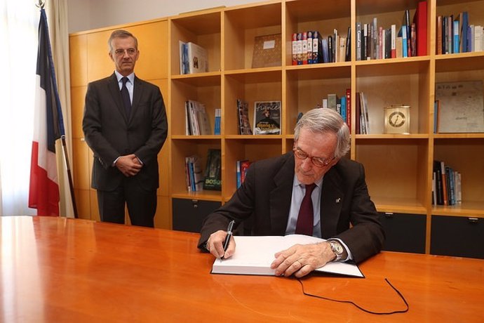 Trias firma el libro de condolencias del Consulado tras los atentados Francia