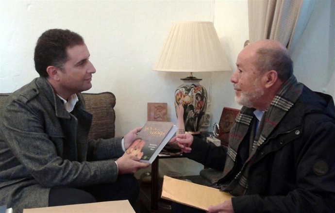 El alcalde de Moguer, Gustavo Cuéllar, con el antepasado de Pedro Alonso Niño. 