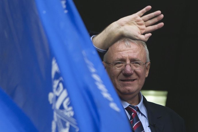 Seselj saluda a sus seguidores