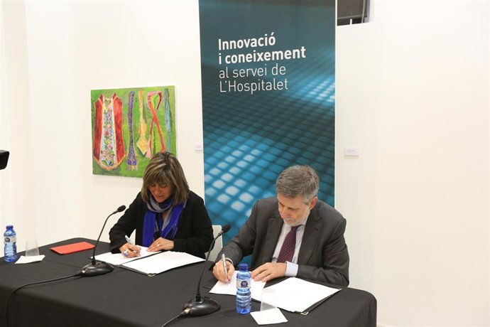 La alcaldesa de L'Hospitalet N.Marín y el directivo de FCC P.Martín