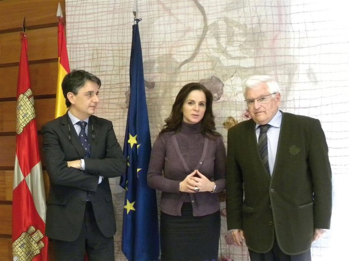 La consejera Silvia Clemente, con el director de la Fundación Caja Rural