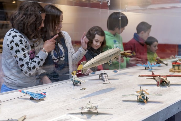 Niños durante una visita al Museo del Jueguete