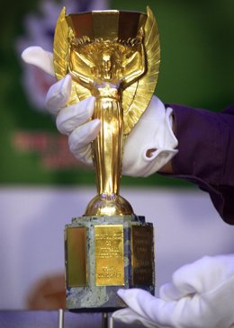 Una réplica del trofeo Jules Rimet de la FIFA