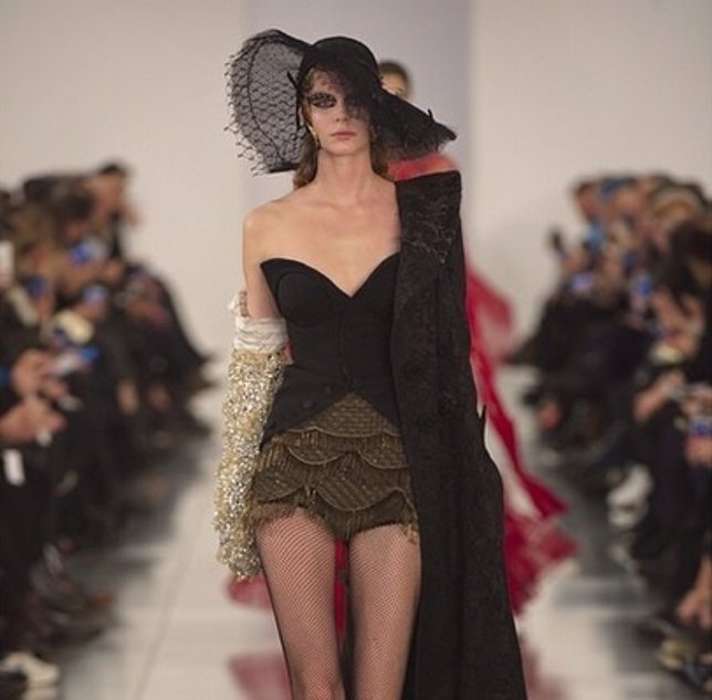 El estilista John Galliano vuelve a brillar con su desfile de Londres