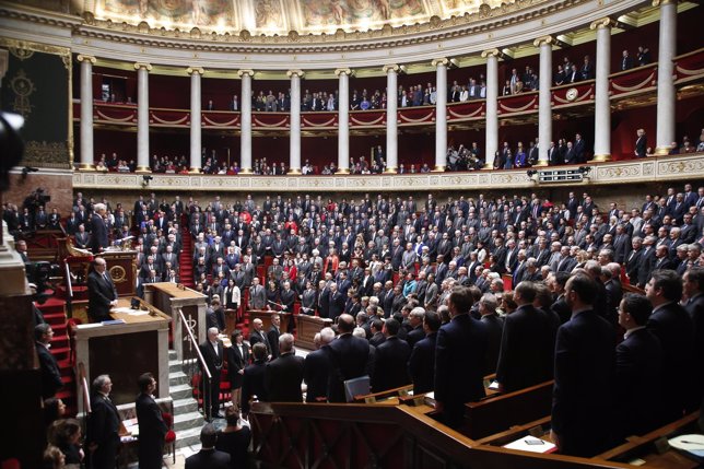 La Asamblea Nacional de Francia homenajea a las víctimas de París