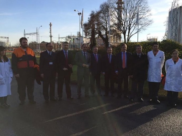 Ignacio Diego, representantes de Dynasol y alumnos en prácticas