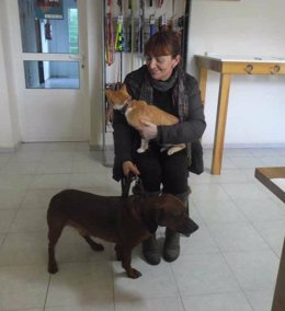 Una vecina de Santiago adopta perro y gato.