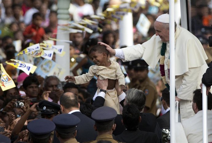 El Papa bendice a un niño a su llegada a Madhu, Sri Lanka