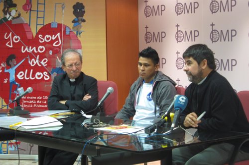 Director de OMP, Anastasio Gil, junto a un misionero y un joven