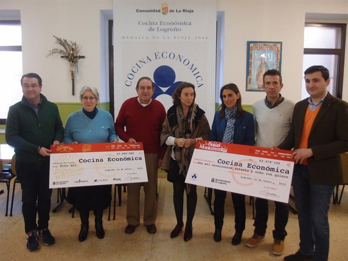 Imagen de la entrega de los cheques       