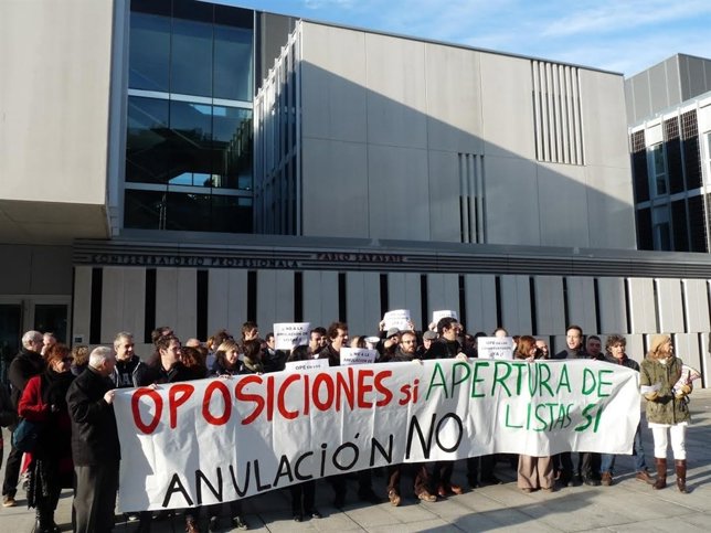 Concentración para reclamar oposiciones en los conservatorios.