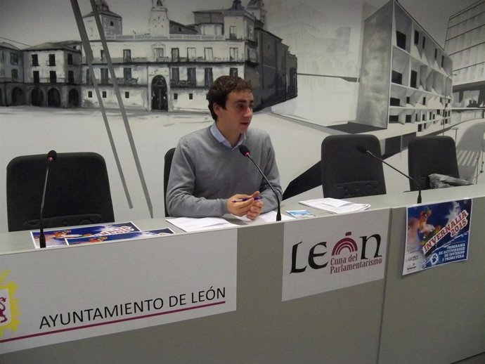 El concejal de Juventud, Miguel Alonso, durante la rueda de prensa