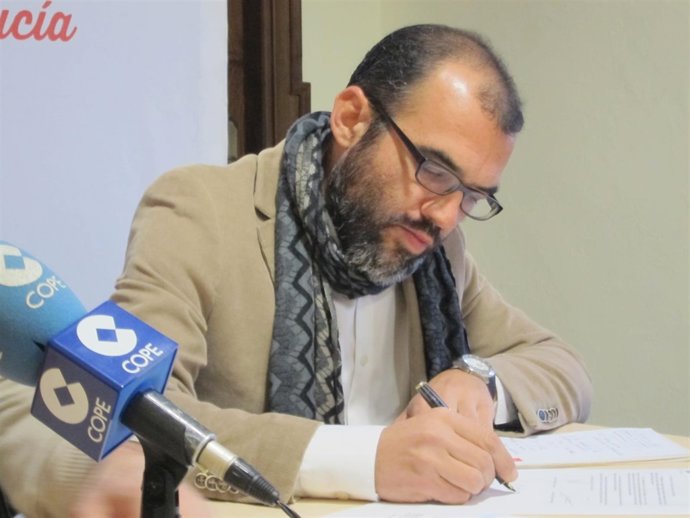 El senador de IU y secretario general del PCA, José Manuel Mariscal