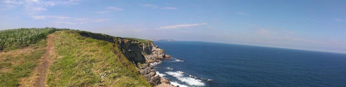 Sendero en la costa de Ribamontán al Mar