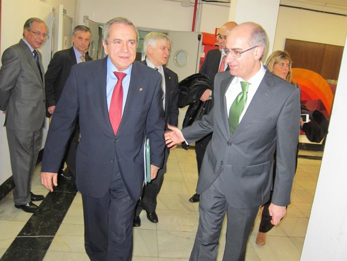 El presidente del CSIC (izda) junto al presidente de la Diputación de Salamanca