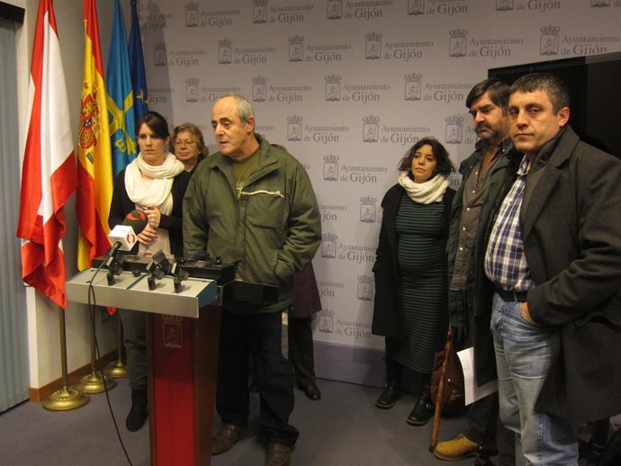 Las concejalas de IU Cristina tuya y Rosa Libertad  junto a vecinos del Oeste 