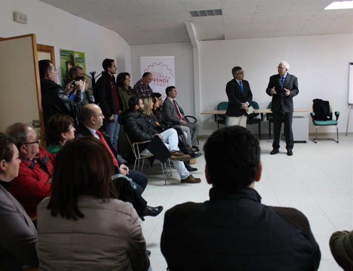 El consjero (fondo-dcha.) en el CADE de Pozoblanco