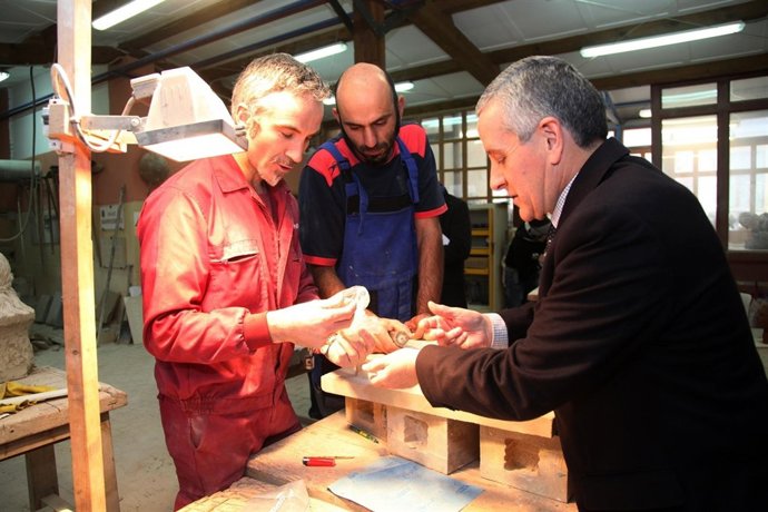 El alcalde de León, Emilio Gutiérrez, visita el Centro de los Oficios