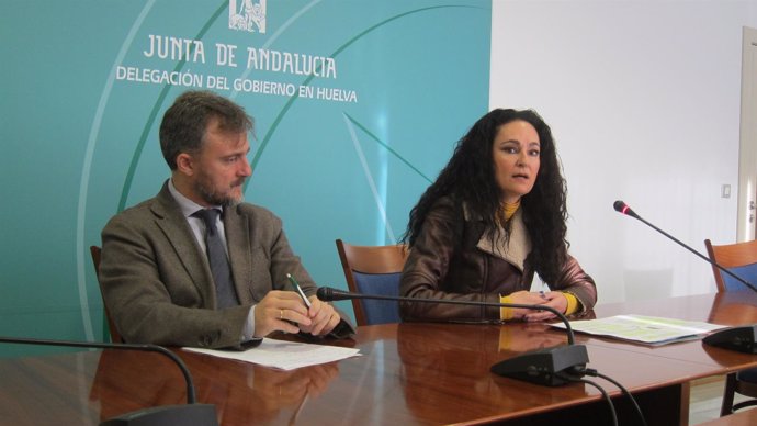 El delegado de la Junta en Huelva, José Fiscal, y de Salud, Lourdes Martín.