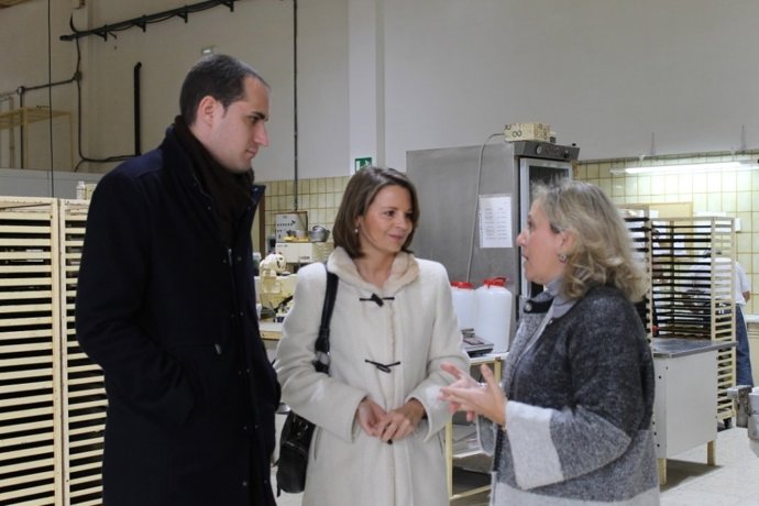 Cobo, en el centro junto a Latorre y Campos, visita Productos Campos.