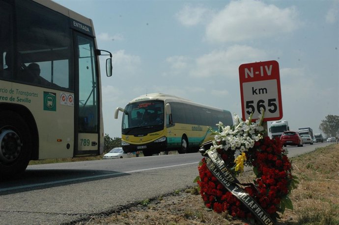 Corona de flores en el kilómetro 565.