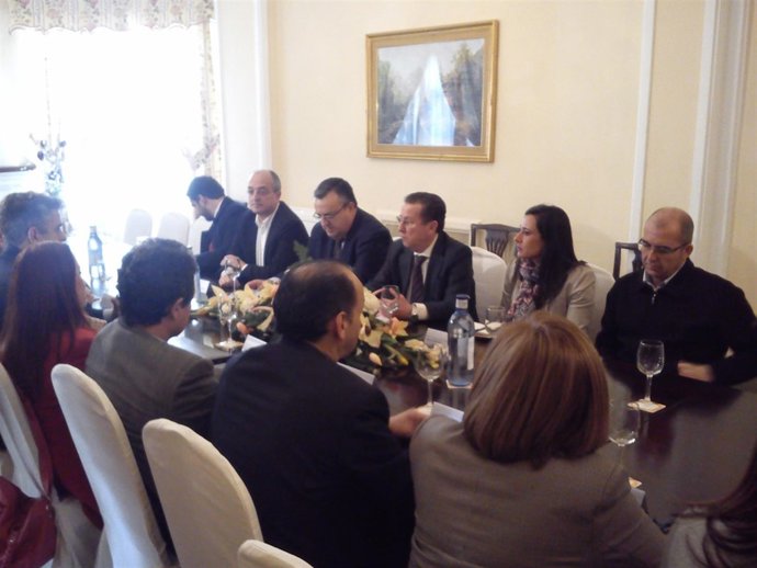 El consejero Emilio de Llera se reúne con abogados gaditanos