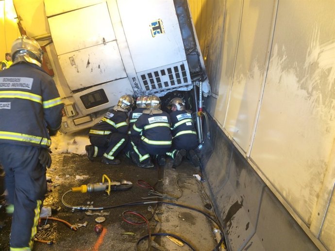 Bomberos trabajan en el lugar del siniestro