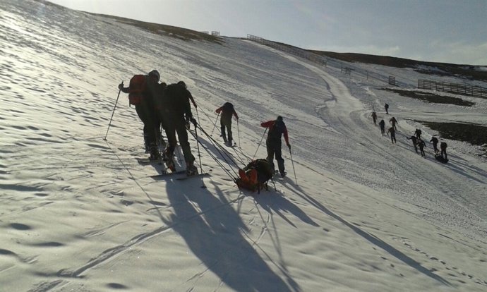 Rescatadores de la UME se instruyen en Sierra Nevada
