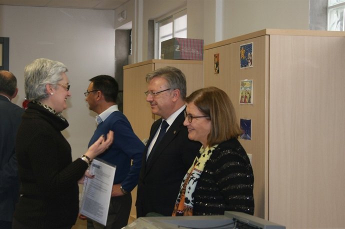 El subdelegado (centro) en la nueva oficina