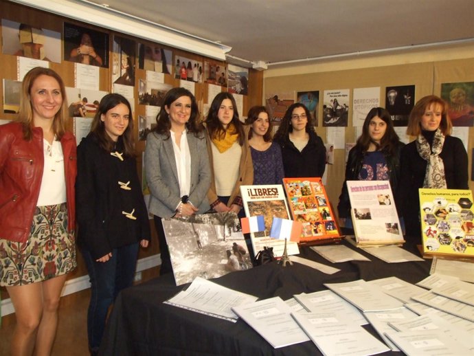 Caballero (3ª i) en la visita a la exposición sobre derechos humanos.