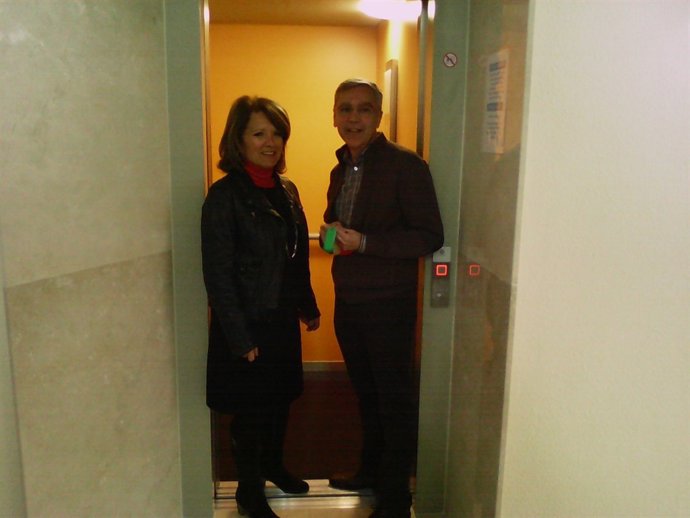 Gómez y el director del IPEP en el ascensor