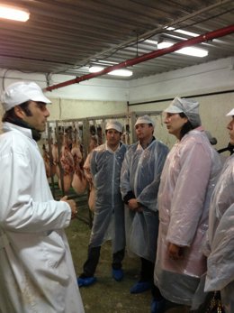 Dolores López visita un secadero en Cortegana