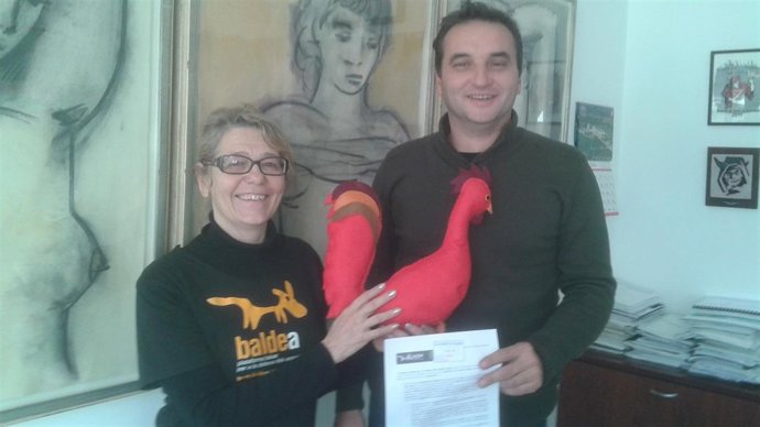 Baldea entrega un gallo de trapo