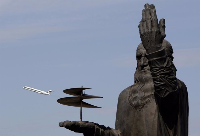 Un avión de Airitalia vuela sobre el aeropuerto de Leonardo Da Vinci