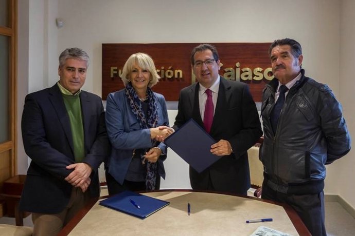 Martínez y Pulido, en el centro, en la firma del acuerdo de colaboración