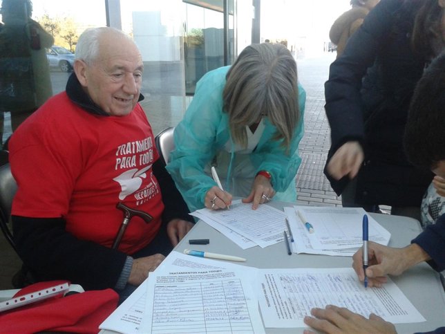 Enfermos de Hepatitis C recogiendo firmas. Imagen de archivo.